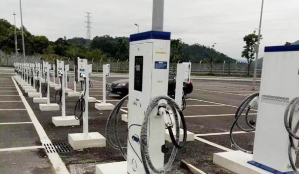 廣州從化區(qū)賽馬場(chǎng)7KW立柱式充電樁30KW雙槍直流充電樁項(xiàng)目案例